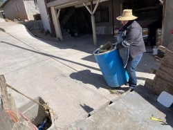 Enorgullece a Luz Esther ser la única en recolección de basura en Nogales