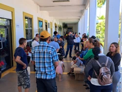 Vecinos de la Colonia El Pescador piden agua y drenaje al Alcalde de Mazatlán