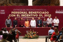 Entregan gobernador Alfonso Durazo y titular de la SEP estímulos a más de mil maestras y maestros de la entidad