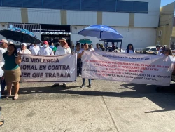 Vendedores de playa en Mazatlán se manifiestan por aumento a cobro de permisos
