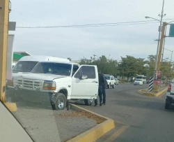 Camioneta choca contra semáforo