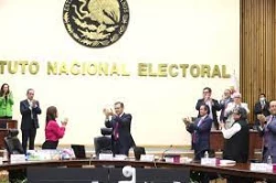 "¡Larga vida al INE!" dice Lorenzo Córdova