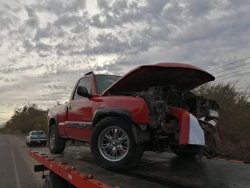 Camioneta choca contra muro y resultan dos personas lesionadas