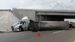 Tráiler choca contra camioneta y se vuelca en Costa Rica