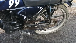Automóvil fantasma embiste a pareja de motociclistas en Costa Rica