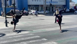 Jóvenes bailarines usan las calles de Mazatlán como pista de baile