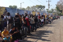 Llegan unos 1.000 migrantes a oficinas de Comar en busca de petición de asilo