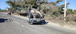 Automóvil choca contra camioneta y se vuelca en El Venadillo, Mazatlán