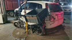 ¡Se queda sin frenos tráiler en pendiente! Se impactó contra tres vehículos y tumbó un poste de alumbrado público en Culiacán