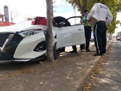Joven mujer se desmaya cuando conducía su auto