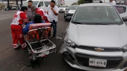 Automóvil se impacta contra motociclista vendedor de periódicos en Culiacán
