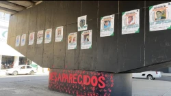 Colectivo coloca fichas de desaparecidos en Puente de Mazatlán