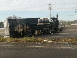 Vuelca tráiler por la carretera México 15 a la altura de Juan José Ríos