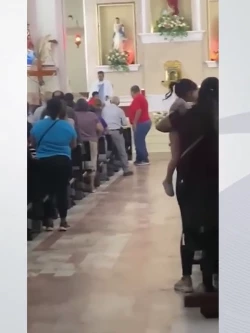 ¡Lo saca a empujones de la Iglesia! Cura de Navolato pierde el control