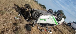 Se vuelca automóvil en carretera por Costa Rica; hay dos personas lesionadas