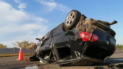 Camión de jornaleros choca contra automóvil y provoca "aparatosa" volcadura en Navolato