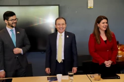 Promueve gobernador Alfonso Durazo Plan Sonora en Arizona; se reúne con la gobernadora Katie Hobbs