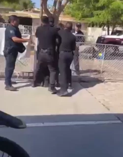 Policías someten a dos jóvenes