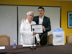 Entrega alcalde reconocimiento “Trayectoria Periodística 2023” a Carlos Mondaca Ochoa