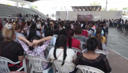 Madres solteras y adultos mayores reciben apoyo económico por DIF Mazatlán