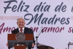 Felicita López Obrador a las mamás mexicanas en su día