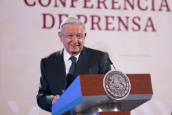 Llama AMLO a no votar por John Keneddy