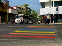 Pintan “paso del arcoíris” en Culiacán