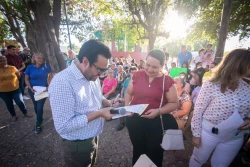 Juan de Dios Gámez hace compromisos de entrega de viviendas y pavimentación en El Tamarindo