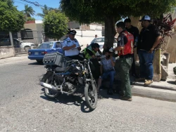 Joven motociclista es embestido por un automóvil en la colonia 10 de mayo de Culiacán