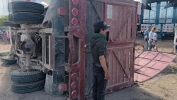 Se vuelca camioneta que transporta personal al campo en la zona valle de Escuinapa