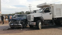 Tres albañiles resultan lesionados tras chocar contra camión de volteo en Culiacán