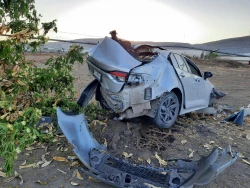 ¡Automóvil queda destruido! Joven choca contra árbol en Culiacán