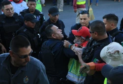 Policías desalojan a migrantes varados en calles de Ciudad Juárez