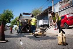 Avanza acondicionamiento de la infraestructura vial con bacheo y reencarpetado en la ciudad