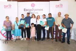 DIF Ahome entrega aparatos auditivos