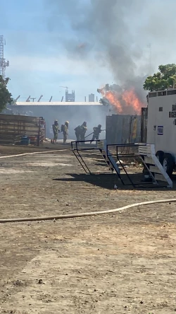 Incendio de contenedor moviliza a Bomberos de Mazatlán