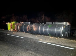 Volcada a su izquierda termina pipa de combustible en la maxipista Mazatlán - Culiacán