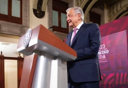 AMLO confirma que recibe pensión de adulto mayor