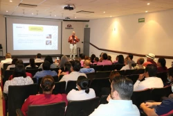 Instruye especialista sobre consumo de fentanilo a personal de Isssteson