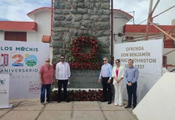 Colocan ofrenda floral en honor al fundador de Los Mochis
