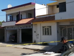 Asesinan a balazos a hombre en una cochera en la colonia Villa Satélite