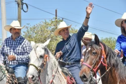 Encabeza Alcalde Cabalgata por el 120 aniversario de Los Mochis