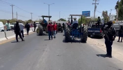 Continúa cerrado el paso por el boulevard Zapata por manifestación de productores agrícolas