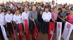 Rocha Moya refrenda su cariño por Badiraguato, en compañía del alcalde   dan banderazo de inicio de tramo carretero en San José del Llano