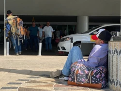 Continúa cerrado el AIC por manifestación de productores