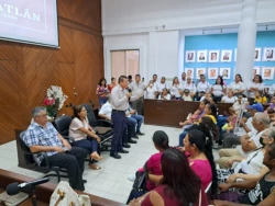 Se reúnen desplazados con el Alcalde de Mazatlán