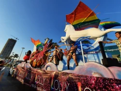 Por el respeto a sus derechos y la diversidad sexual, marcha la comunidad LGBTQ++ sobre el Malecón de Mazatlán