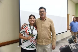 Dona Lamarque Cano instrumentos para Banda de Guerra a estudiantes de Pueblo Yaqui
