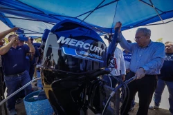 Entrega Rocha motores marinos y tarjetas del Bienpesca a pescadores