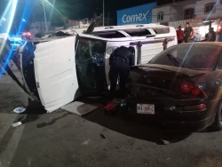 Choque entre tres vehículos termina en volcadura y deja tres personas lesionadas